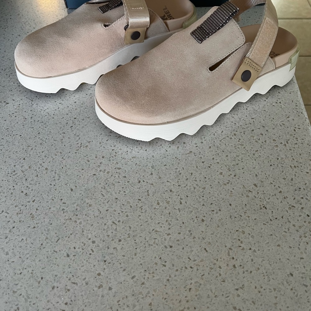 Women's Cream Slip-On Shoes brand new never worn